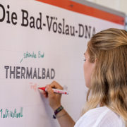 Bad Vöslau Stadtmarke Stakeholder Workshop Mädchen schreibt auf Pinnwand