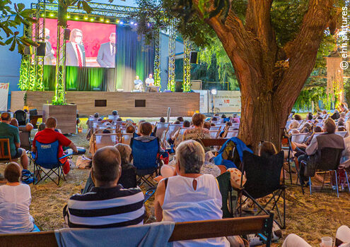 Besucherinnen beim Outdoor-Fotofestival La Gacilly