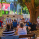 Besucherinnen beim Outdoor-Fotofestival La Gacilly