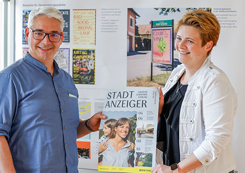 Markenprozess Bad Vöslau Martin Rella und Doris Sunk präsentieren den neuen Stadtanzeiger.