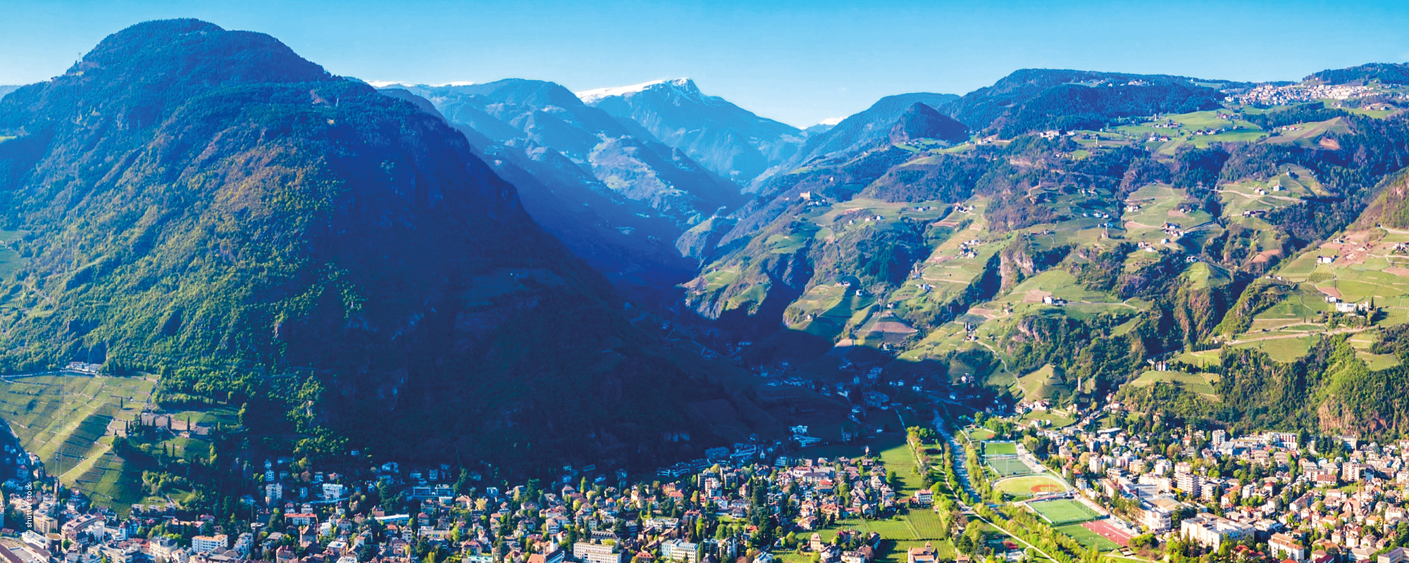 message-Marketing_TALKS_Markenfuehrung-von-Regionen_Header_2000x800_V1 Bolzano and Dolomite mountains aerial panoramic view.