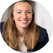 Portraitbild von Charlotte Schulze-Tenkhoff. Sie Spricht im message Talks über die Wärmeplanung in Deutschland.